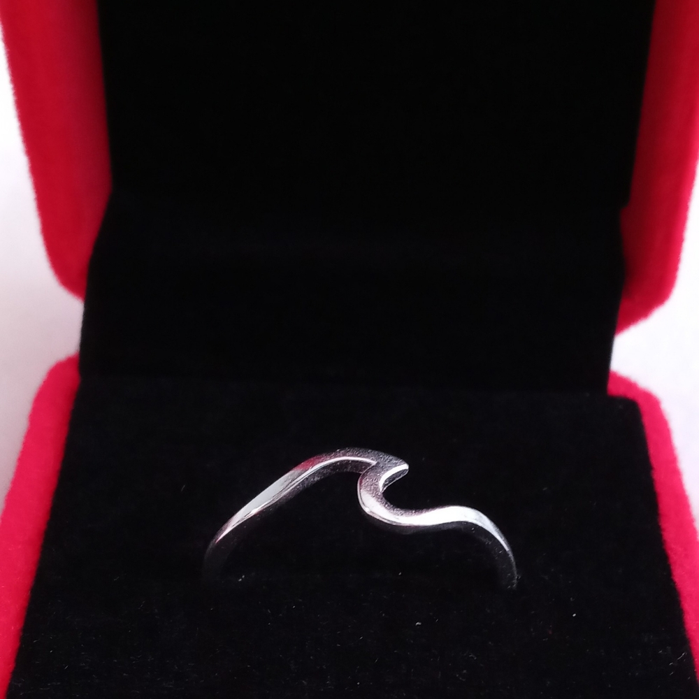 💎3/$50💎 NWB Sterling Silver Wave Ring